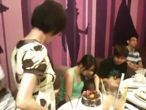 MediaRakyat News Flash: YB Gan Pei Nei (Rawang) Doing Voter Registration Exercise At A Cafe