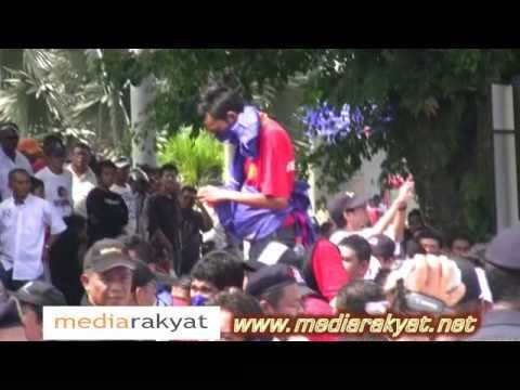 Hulu Selangor By-Election: Flyng Stones, Sticks and Bottles On Nomination Day