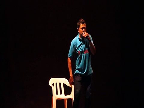 este Comediante cuenta un chistes de el Humorista mas Colombiano llamado Rastrojo