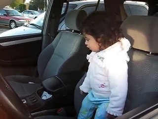 طفله عراقيه ترقص في السياره