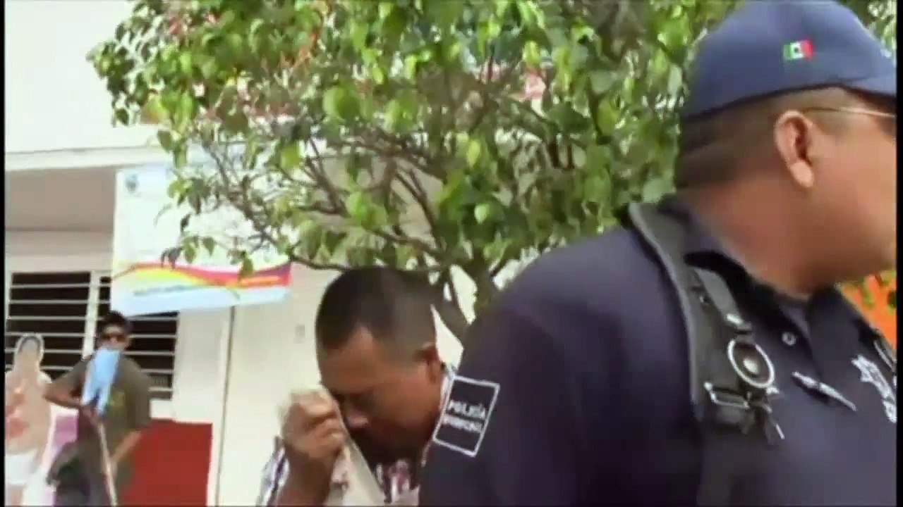 Narcos mexicanos Vs vigilantes en una balacera (vigilantes antes arrestan a policias)