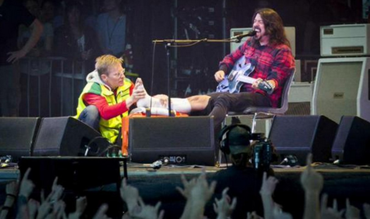 Foo Fighters : Dave Grohl tombe de scène et se casse la jambe !