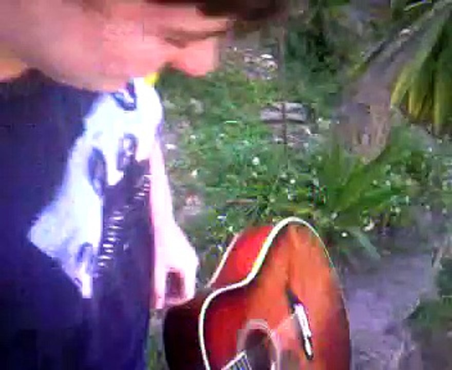 Personne qui casse une guitare