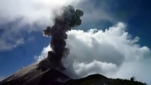 Vulcano erutta davanti ad alcuni turisti che scappano