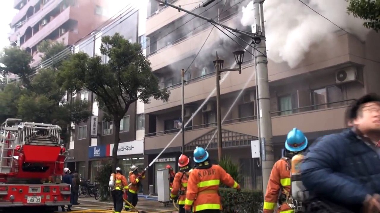 マンション火災！懸命の消火活動。 The fire fighting.