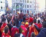 Galatasaray  fans op de dam nadat hun club in turkije kampioen is geworden