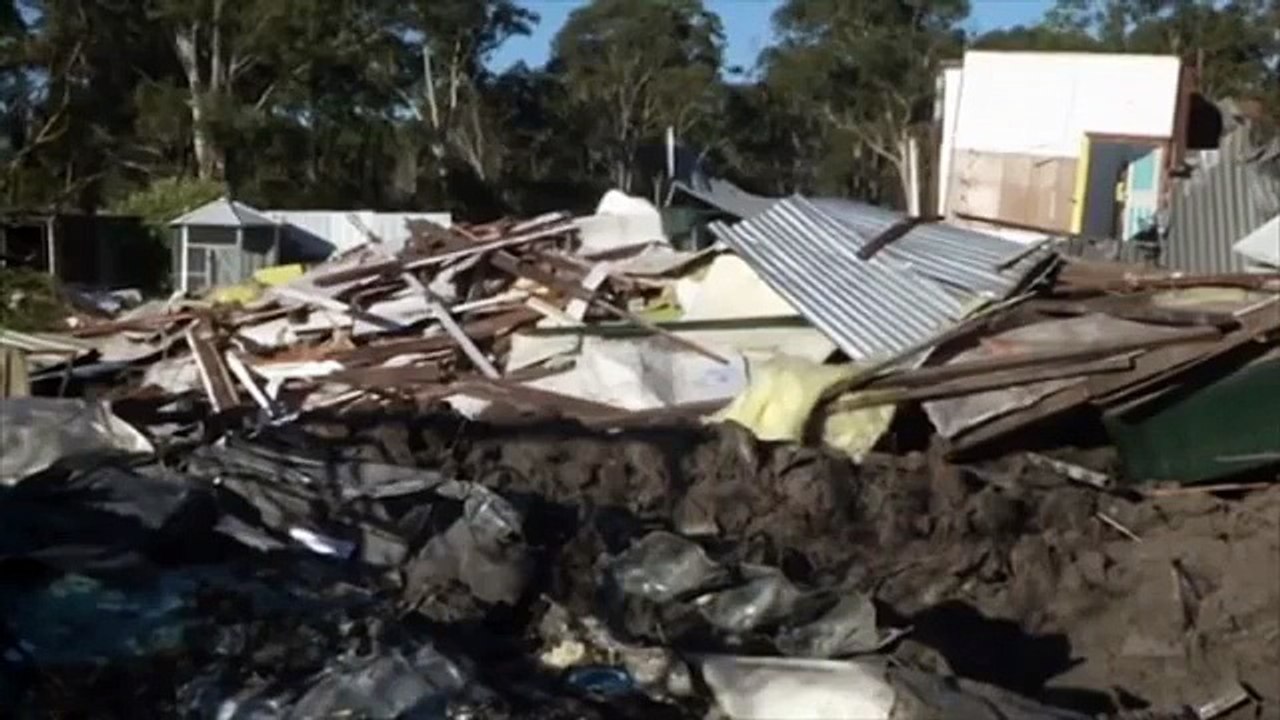 Coup de folie :  un homme détruit des maisons...