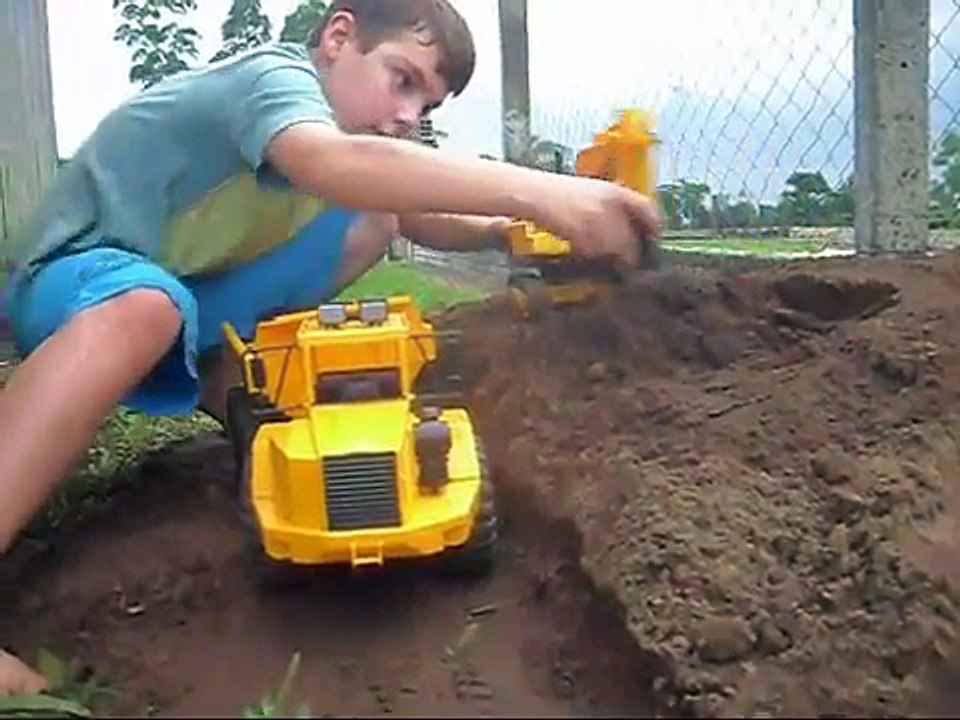 caminhao e draga de brinquedo