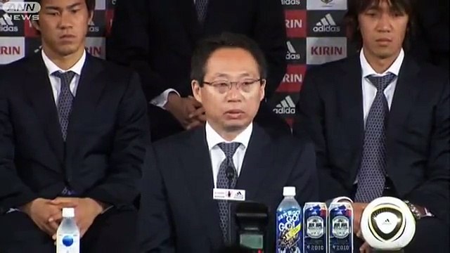 【W杯】サッカー日本代表帰国会見　岡田武史監督（10/07/01）