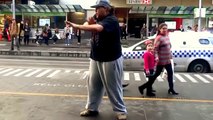 Прикольный танец толстого уличного танцора . Уличные танцы. Танец толстяка