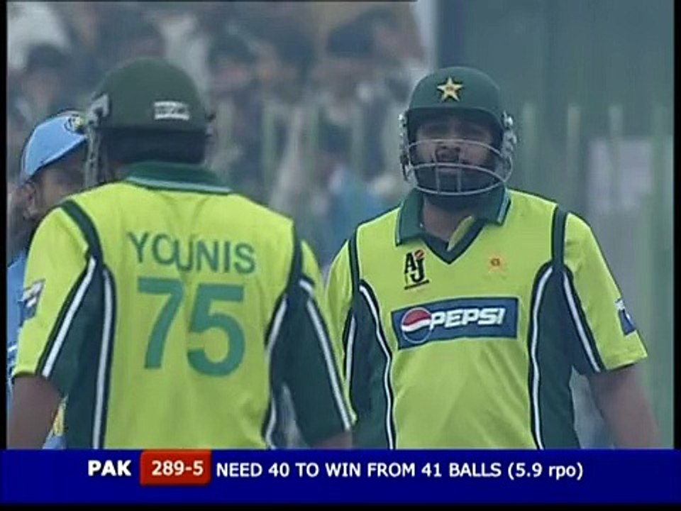 Inzamam-ul-Haq obstructing the field