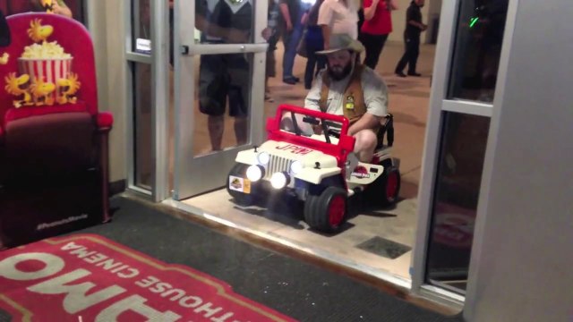 Un fan débarque en jeep à l'avant première de Jurassic Park