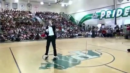 Ce jeune lycéen réussit à épater tout le public avec son incroyable moon walk