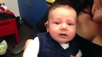 بعد تركيب سمّاعة أذن طبية له ؛ طفل يسمع الأصوات لأول مرة !