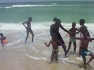 Niños en la playa de Nouakchott(Mauritania)