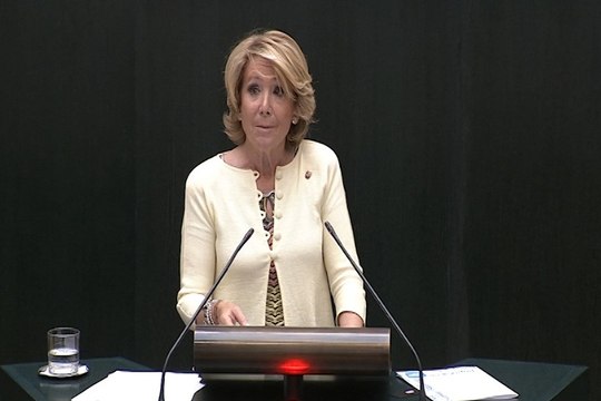 Gritan 'Púnica' a Esperanza Aguirre en mitad de su discurso