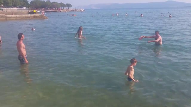 Deux bosniaques jouent au frisbee d'une drôle de façon
