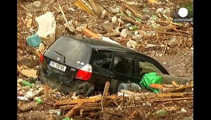 Télécharger la video: Georgia, 8 morti nelle inondazioni. E dallo zoo scappano orsi, tigri e ippopotami