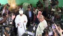 عمر البشير الرئيس السوداني الذي يتحدى المحكمة الجنائية الدولية