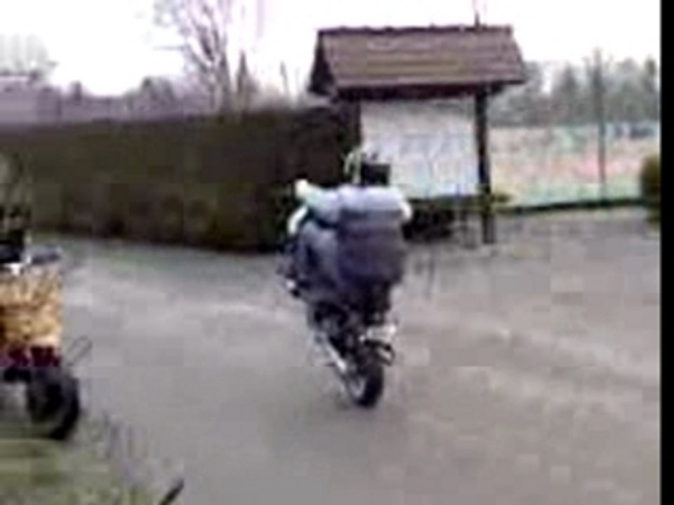 Laurent Weehling pied sur le guidon