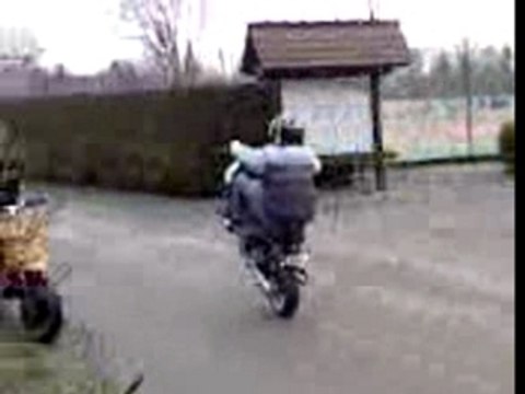 Laurent Weehling pied sur le guidon