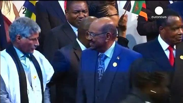 Il presidente sudanes Omar Bashir trattenuto in Sudafrica. Rischia estradizione all'Aja