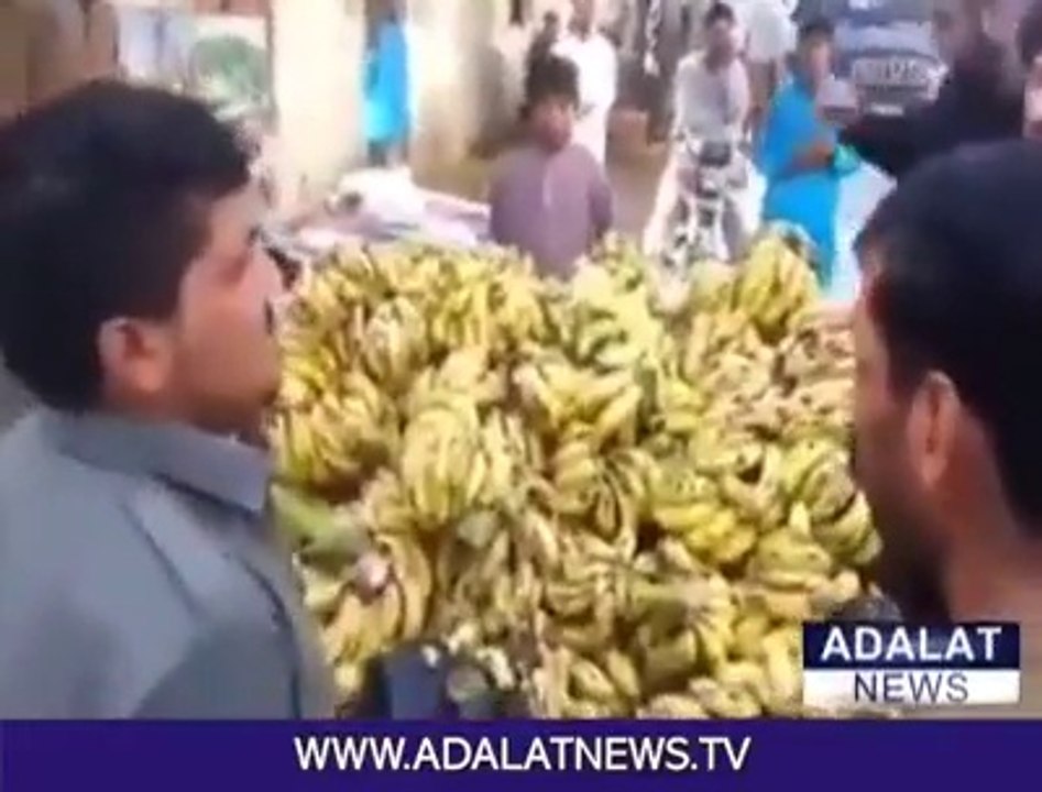 Azad  Kashmir Police badly insulting poor vendor for not giving them fruit for free