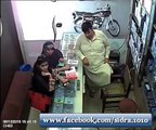 Watch How Mother & Daughter Stole Mobile in Front of Shopkeeper