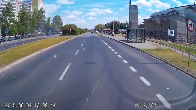 Un bon samaritain aide une conductrice