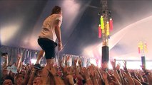 Rock Singer Catches and Drinks Beer While Crowdwalking