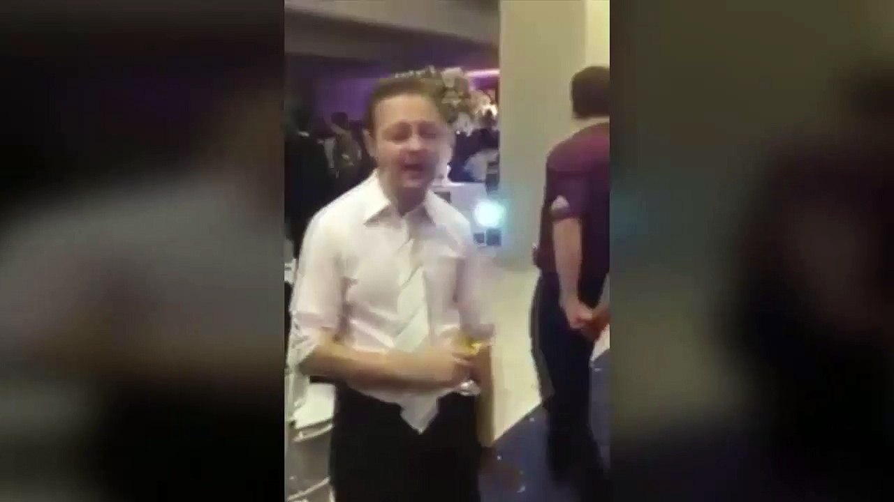 Homme ivre lors d'un mariage est d'essayer de chanter