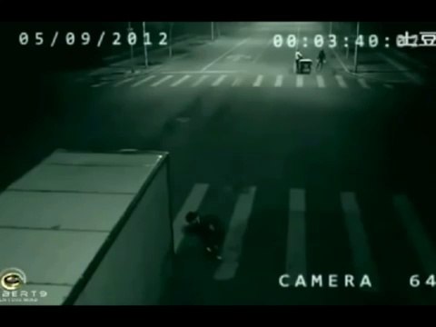 Vous allez pas croire ce que vous allez voir - Créature étrange sauve une personne de la mort certaine-