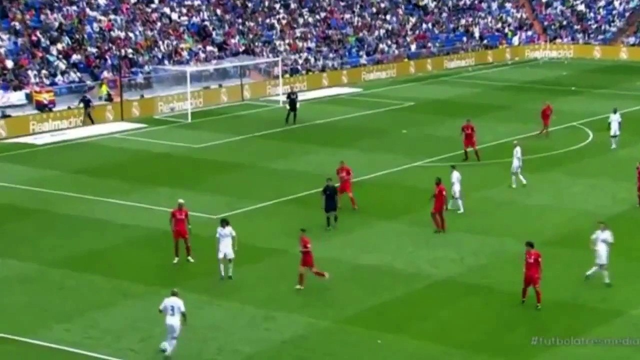 Roberto Carlos Amazing Pass - Real Madrid Legends vs Liverpool Legends 4-2 2015