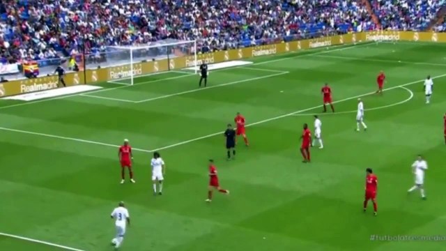 La passe exceptionnelle de Roberto Carlos ( Real Madrid Legends vs. Liverpool Legends)