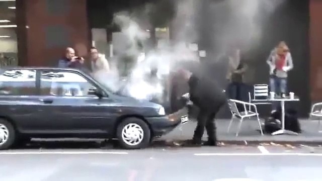 Voiture en panne, le conducteur pète un câble