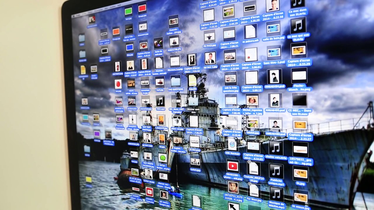 CE MEC... - Devant son ordinateur