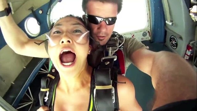 Deux parachutistes manquent de se faire percuter juste après leur saut