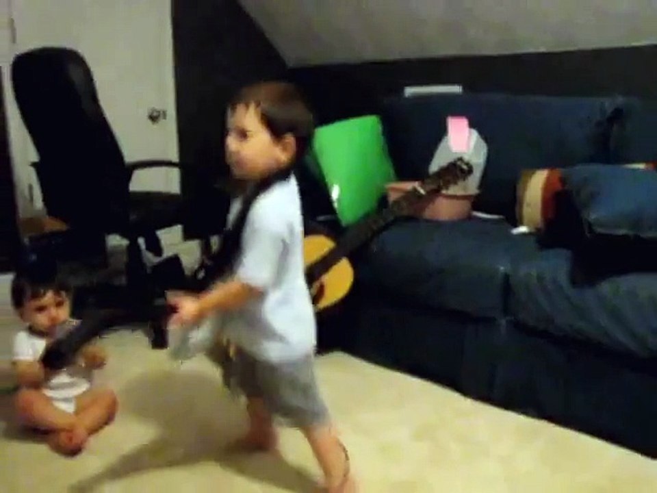 A 2 ans, un garçon reprend Bulls on Parade sur Guitar Hero