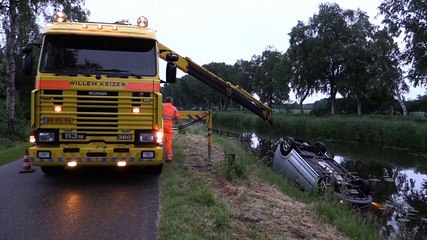 Auto belandt op de kop in kanaal in Sellingen - RTV Noord