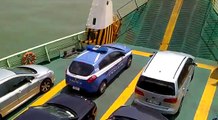 Auto Della Polizia Impazzita Con Sirene Spiegate sul Ferry Boat