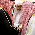 بالفيديو.. ولي العهد السعودي الجديد يترك موقعه في المبايعة لتقبيل جبين الشيخ الفوزان