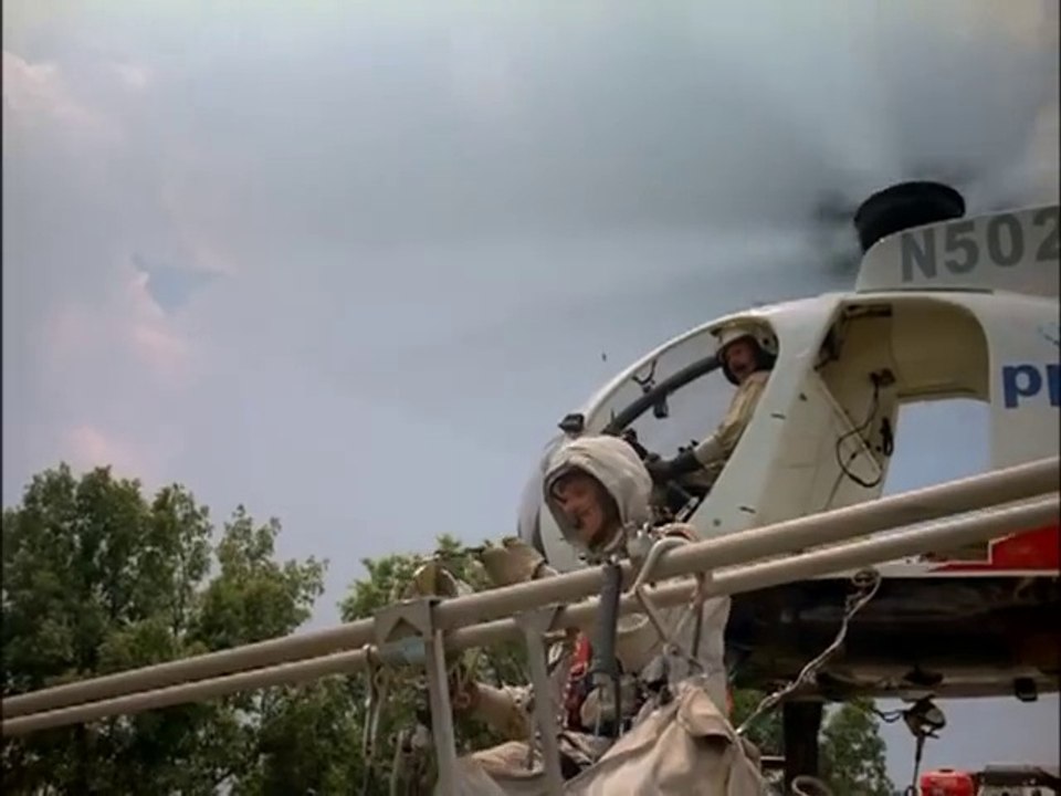 Réparer les lignes haute tension d'un hélicoptère ! Job de fou !