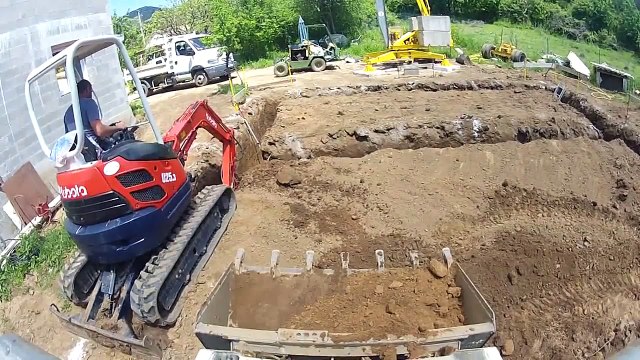 TERRASSEMENT MINI PELLE KUBOTA U25 ET BOBCAT 751