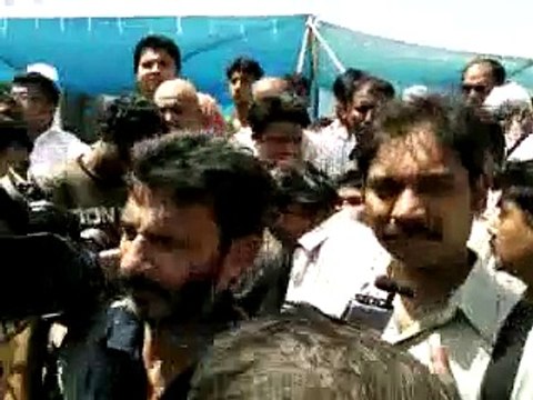 Umar shareef & Ayaz Khan at Moeen Akhtar Funeral- Umar Sharif