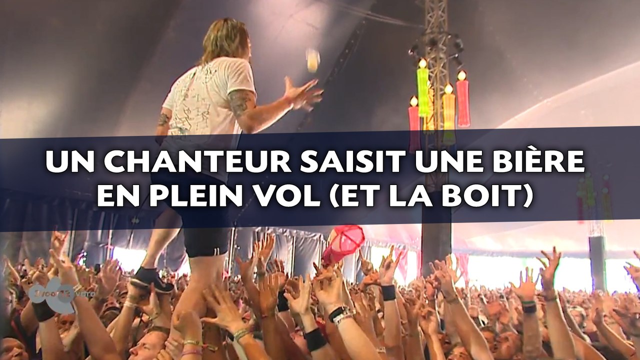 Un chanteur saisit une bière en plein vol (et la boit)