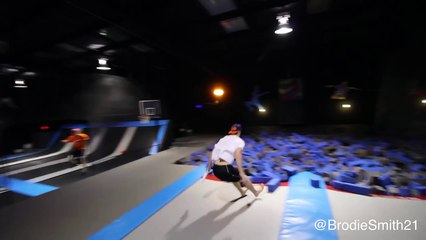 Un dunk incroyable avec un frisbee et des trampolines