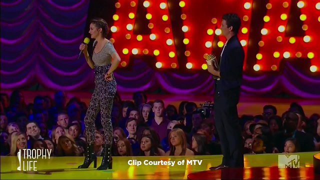 Shailene Woodley Makes-SEX-Joke With Shake Boobs After Winning Trailblazer Award at MTV Movie Award 2015