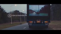 Un écran à l'arrière d'un camion pour voir la route devant