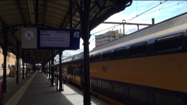 Voorlopig laatste stoptrein richting Zwolle vertrekt uit Groningen - RTV Noord