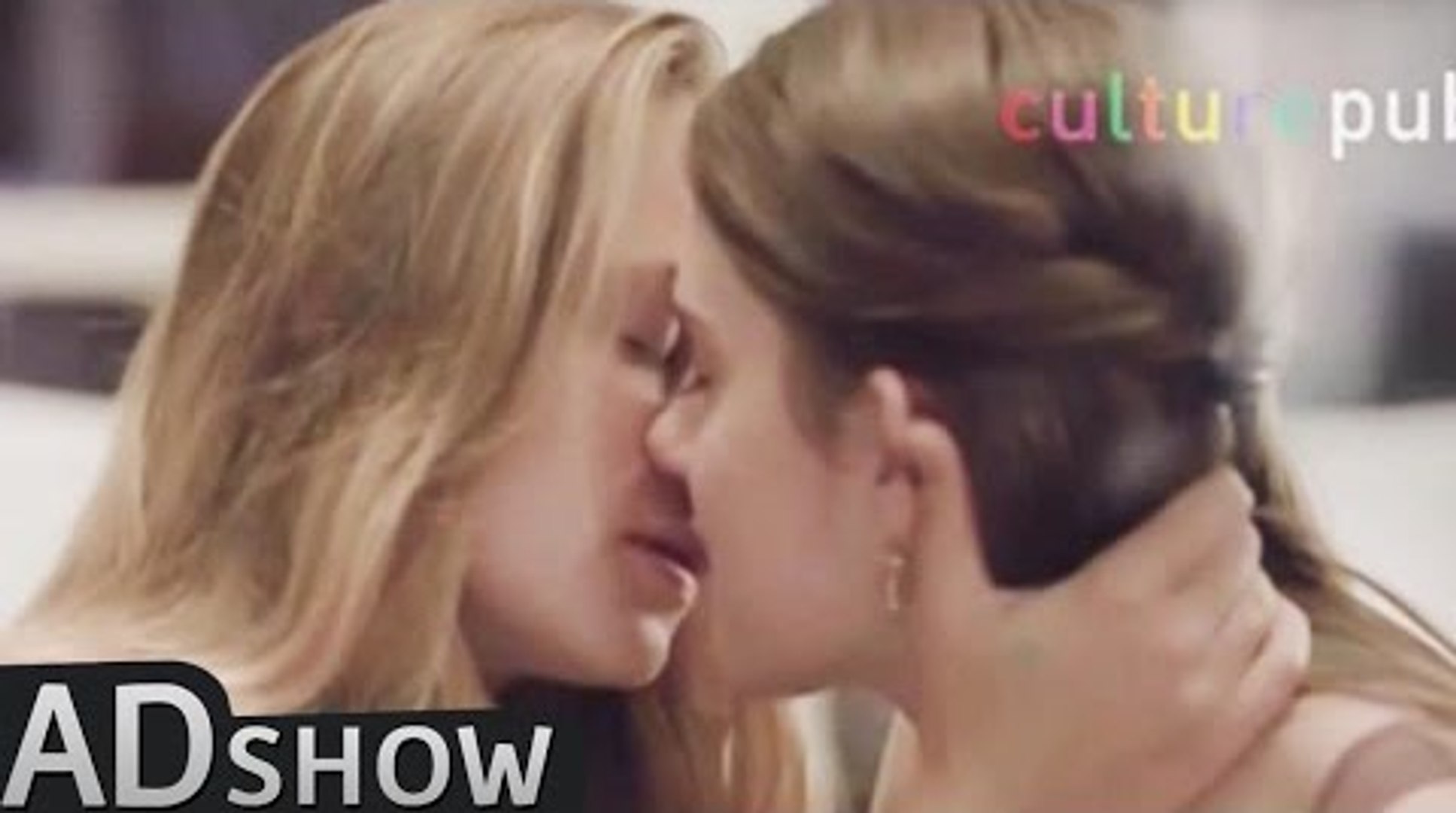 Mother and daughter watching hot lesbian movie-scene - Vidéo Dailymotion